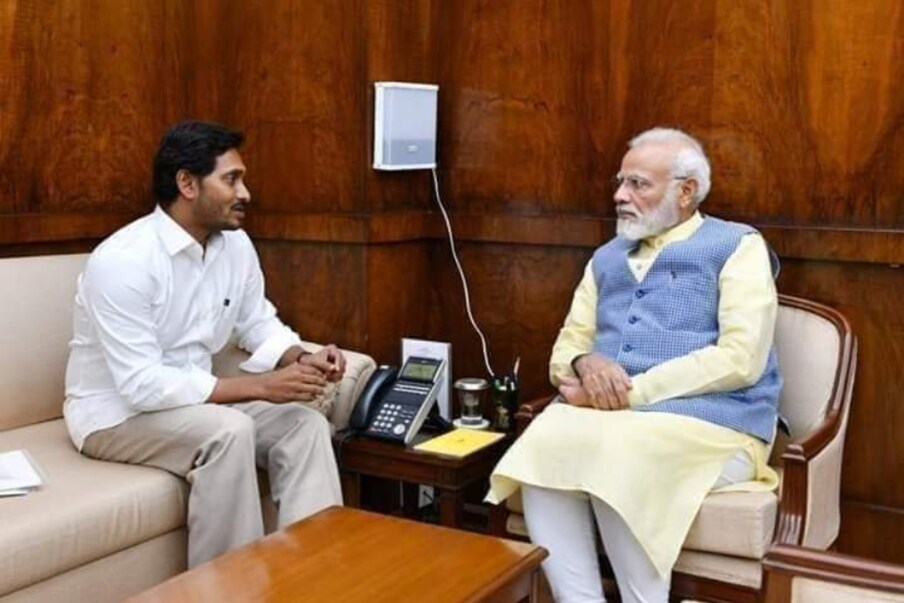  కరోనా విషయంలో కేంద్రం చేతులెత్తేసినా కేంద్రాన్ని ఏపీ ప్రభుత్వం నిలదీయడం లేదని విమర్శలకు.. అసెంబ్లీ వేదికగానే సీఎం జగన్ సమాధానం చెప్పారు. కరోనా సమయంలో ఒఖరిని ఒకరు విమర్శించుకోవడంలో అర్థం లేదన్నారు. తప్పు జరిగిపోయిందని.. ఇలాంటి సమయం తప్పు చేశావు అని పదే పదే విమర్శించి ఏం లాభం అన్నారు. సరిదిద్దుకునే అవకాశం లేనప్పుడు ఢిల్లీ ప్రభుత్వం ఏం చేయలేదని విమర్శించడం కన్నా.. కలిసి అందరం కలిసి ముందుకు వెళ్లడం మంచిది అన్నారు సీఎం జగన్. (File photo)