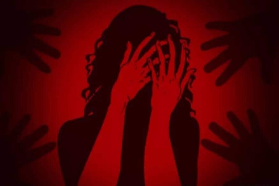  కొన్ని ఘటనలు వింటుంటే.. పాఠశాలకు పిల్లలకు పంపించాలన్నా భయమేస్తుంటుంది. విద్యాబుద్దులు నేర్పించాల్సిన గురువులు.. చిన్న పిల్లలు అని కూడా చూడకుండా మానవ మృగాళ్లలాగా ప్రవర్తిస్తుంటారు. స్కూల్ అంటే దేవాలయంతో సమానం అంటారు. టీచర్ అంటే దేవుడితో సమానం అంటారు. పిల్లలకు విద్యాబుద్ధులు నేర్పి వారిని భావిపౌరులుగా తీర్చిదిద్దే బాధ్యత ఉపాధ్యాయులదే. (ప్రతీకాత్మక చిత్రం)