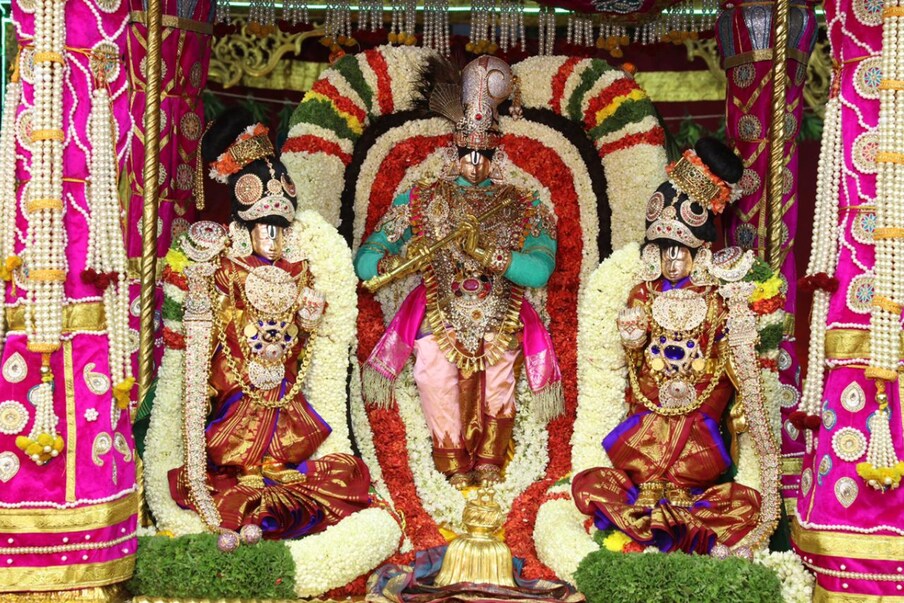 ,[object Object],శ్రీవారి న‌వ‌రాత్రి బ్రహ్మోత్సవాల్లో మూడో రోజైన ఆది‌వారం రాత్రి 7 గంట‌లకు శ్రీ‌వారి ఆల‌యంలోని క‌ల్యాణోత్స‌వ మండ‌పంలో శ్రీ‌దేవి, భూదేవి స‌మేత శ్రీ మలయప్పస్వామివారు ముత్యపుపందిరి వాహనంపై రుక్మిణి స‌త్య‌భామ స‌మేత మురళీకృష్ణుడి అలంకారంలో దర్శనమిచ్చారు.