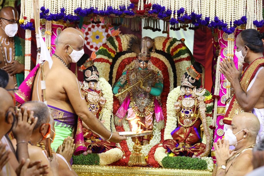  ముత్యాల నిర్మలకాంతులు వ్యాపించడానికి, ఆ కాంతులు దర్శించి భక్తులు ముక్తులు కావడానికి రాత్రి వేళ అనుకూలం. అందుకే శ్రీమలయప్పకు మూడో రోజు రాత్రి మొదటియామంలో ముత్యాల పందిరిలో కూర్చొని విహరించే కైంకర్యాన్నిపెద్దలు నిర్ణయించారు.