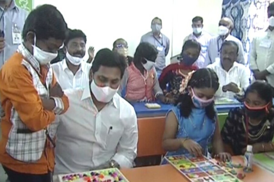  కేవలం బ్యాగ్ వేసుకుని ముచ్చట తీర్చుకోవడమే కాదు. కొద్దిసేపు క్లాసులో కూర్చున్నారు కూడా. పిల్లలతో కలసి క్లాసులో కూర్చుని వారితో సరదాగా గడిపారు.