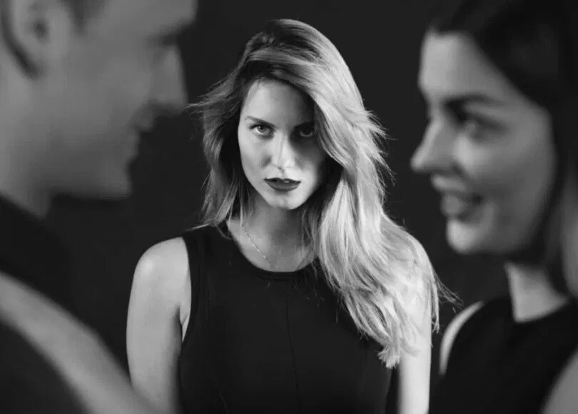  జాగ్రత్తగా గమనించండి... మీ చుట్టూ ఉన్నవారిలో ఎవరైనా మిమ్మల్ని ఇమిటేట్ చేస్తున్నట్లైతే... వారికి మీపై కోపం, పగ, కుళ్లు, ఈర్ష్య, జలసీ ఉన్నట్లు లెక్క. జలసీకి ఇది మొదటి లక్షణం. ఇది ఉన్నవారు మీలా నటిస్తారు, మీలా మిమిక్రీ చేస్తారు, మీలా నడుస్తూ... ఏదో ఒక రకంగా మిమ్మల్ని గుర్తుచేస్తున్నట్లుగా చేస్తారు. వాళ్లతో జాగ్రత్తగా ఉండాలి.