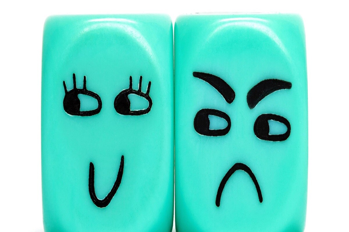  మీకు వ్యతిరేకంగా రూమర్లు పుట్టుకొస్తున్నాయంటే... దానర్థం ఎవరెవరో మీపై జలసీతో ఉన్నారని. రూమర్లను మీరు కొట్టివేయడం ఈజీ. కానీ వాటిని పుట్టించేవాళ్లను ఎదుర్కోవడమే కష్టం. ఇలాంటప్పుడు మరింత జాగ్రత్తగా ఉంటూ... మీ పని మీరు చేసుకుపోవాలి. పరిస్థితులు నానాటికీ మీకు వ్యతిరేకంగా, బలంగా మారుతుంటే... మీరు కచ్చితంగా వాటిని ఎదుర్కొనే ధైర్యాన్ని తెచ్చుకోవాలి. మొత్తంగా జలసీ వ్యక్తులతో జాగ్రత్త పడాలి.