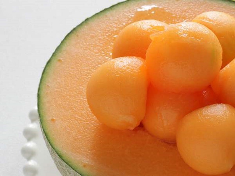  Yubari King Melon: యూబరీ కింగ్ మెలన్. ఇది మన కర్బూజా పండ్ల జాతికి చెందిన పండు. ఇది జపాన్‌లోని యూబరీ నగరంలో మాత్రమే పండుతుంది. దీని ప్రత్యేకత ఏంటంటే... ఇది అచ్చం బంతిలా గుండ్రంగా పెరుగుతుంది. అలా పెరిగేలా చేస్తారు. ఏమాత్రం ఆకారం కొద్దిగా తేడా ఉన్నా... ఇక ఆ పండును మార్కెట్‌కి పంపరు. జపాన్‌లో దెయ్యాల పండుగ అని ఒకటుంది. అది వచ్చినప్పుడు ఈ పండును గిఫ్టుగా ఇచ్చుకుంటాు. ఈ పండు ఒక్క దాని ధర రూ.7 లక్షల దాకా ఉంది.