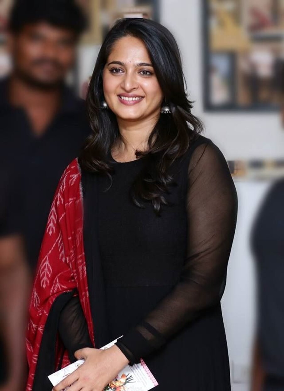 బ్లాక్ డ్రెస్‌లో జేజమ్మ అందాలు అదరహో (Instagram/Photo)