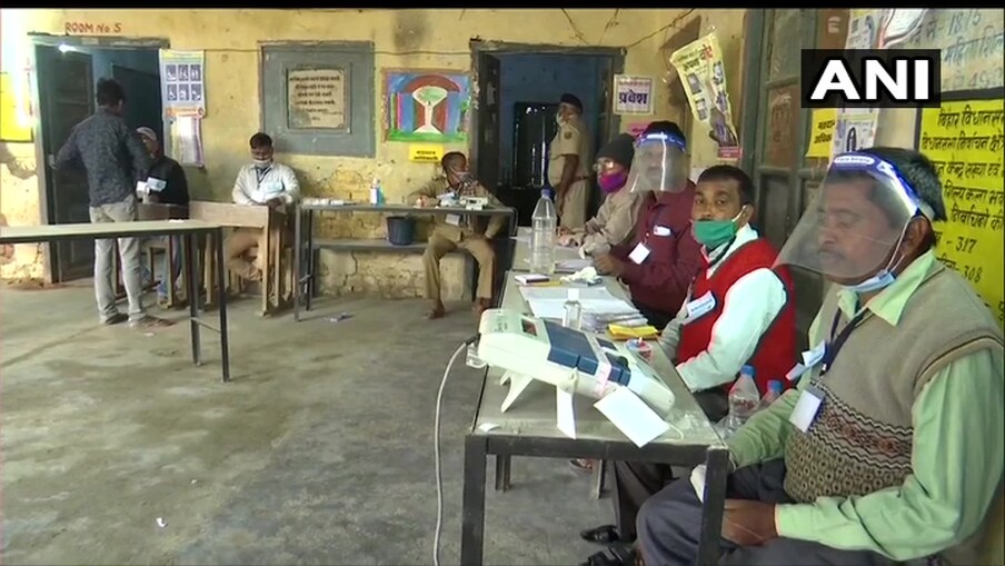  బీహార్ అసెంబ్లీ ఎన్నికలను మూడు దశల్లో జరుపుతున్నారు. తొలి దశ అక్టోబర్ 28న జరగగా... రెండో దశ నవంబర్ 3న జరిగింది. ఇవాళ చివరి మూడో దశ పోలింగ్ జరుగుతోంది. మొత్తం 15 జిల్లాల్లోని 78 నియోజకవర్గాల్లో ఇది ఉంది. పోలింగ్ జరగనుంది. చివరి దశలో 1207 మంది అభ్యర్థులు బరిలో ఉన్నారు. (credit - twitter - ANI)