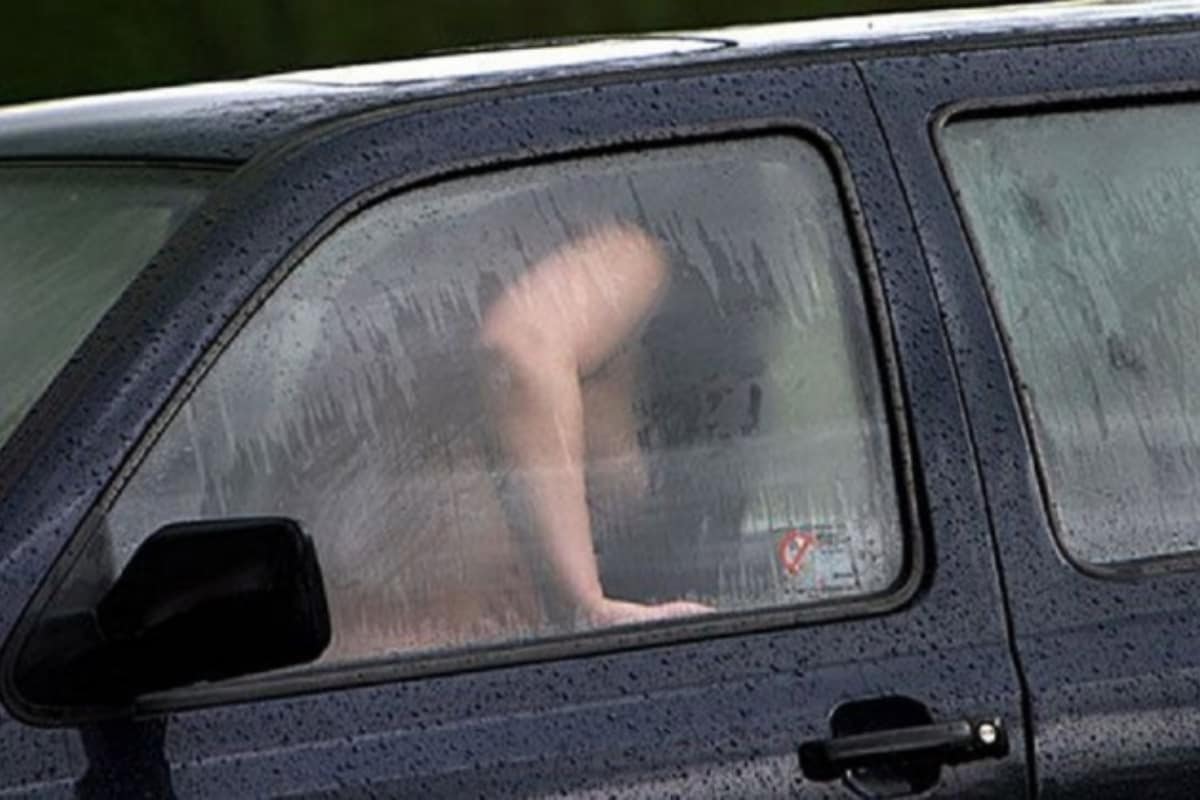  కారులో సెక్స్ చేయడం అన్నది ఈ రోజుల్లో యువతీ యువకులే కాదు... పెద్దవాళ్లూ కానిస్తున్నారు. అదేదో ఘనకార్యం అనీ, ఎవరూ చేయలేని సాహసం తాము చేస్తున్నామని వాళ్లు భావిస్తున్నారు. అలాంటి వాళ్లు ఈ 6 విషయాలు తెలుసుకోవాల్సిన అవసరం ఉందంటున్నారు పరిశోధకులు.