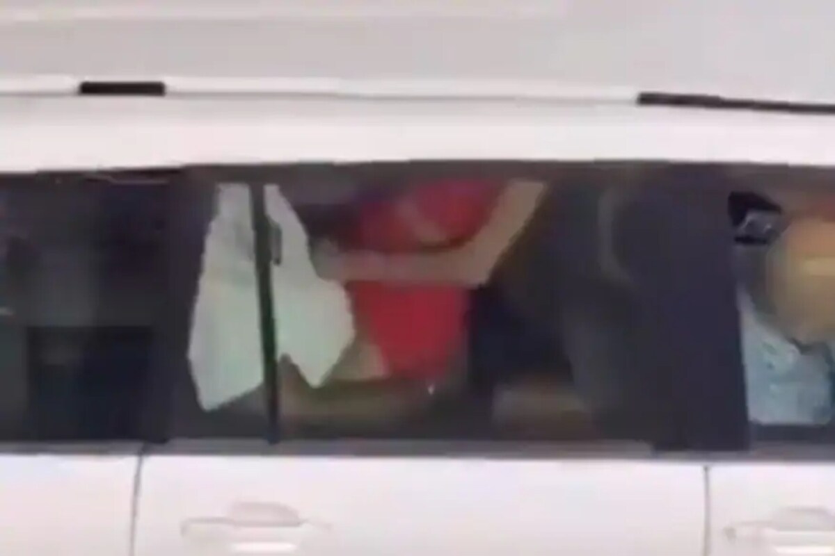  The two options: కార్లలో మీకు ప్యాసింజర్ సీటు, బ్యాక్ సీటు మాత్రమే ఉంటాయి. ఫ్రంట్ సీట్ కంటే... బ్యాక్ సీటులో కాస్త ఎక్కువ ప్రదేశం ఉంటుంది. ఐతే... అది ఆ పని చెయ్యడానికి సరిపడేంత మాత్రం ఉండదు. కాబట్టి... పనయ్యాక... ఒళ్లు నొప్పులు... నడుం నొప్పి, కీళ్ల నొప్పులు వంటివి వచ్చే ప్రమాదం ఉంటుందంటున్నారు పరిశోధకులు.