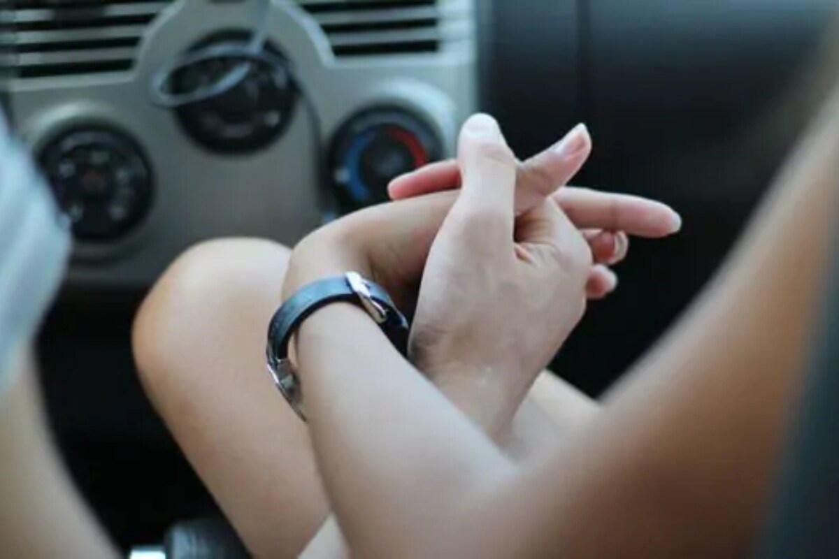  ఇన్ని సమస్యలతో కారులో ఆ పని చేయడం కంటే... మానేయడమే మేలంటున్నారు నిపుణులు. చివరిగా మరో మాట కూడా చెబుతున్నారు. పని జరిగే సమయంలో... కారు కదలకుండా ఫిక్స్‌గా ఉండేలా చూసుకోమంటున్నారు. హ్యాండిల్ బ్రేక్‌ని సెట్ చెయ్యమంటున్నారు. లేదంటే... ప్రాణాలకే ప్రమాదం అని హెచ్చరిస్తున్నారు.