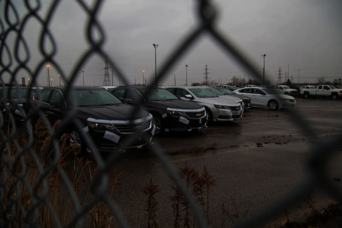  Keep it private: కారులోనే కదా అని ఎక్కడబడితే అక్కడ చెలరేగిపోతామంటే కుదరదు. చుట్టూ ఎవరూ లేని చోటు చూసుకోవాలని నిపుణులు సూచిస్తున్నారు. అలాంటి ప్లేస్ లేకపోతే... రాత్రి సమయం ఎంచుకోమంటున్నారు. ఎందుకంటే... ఇది మొబైల్స్ కాలం... అడ్డంగా బుక్కైపోతారని హెచ్చరిస్తున్నారు. అంతేకాదు... పబ్లిక్‌గా సరససల్లాపాలు సాగించడం చట్ట విరుద్ధం.