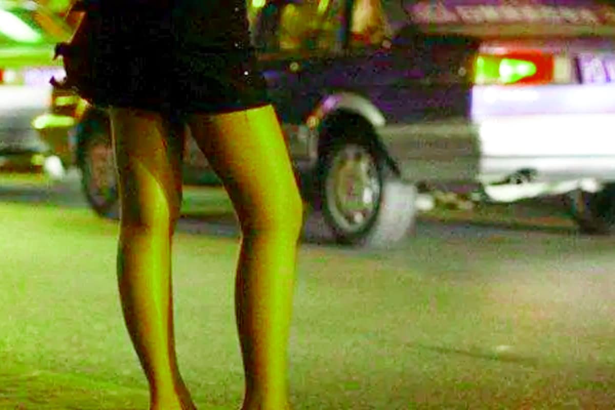  Watch out for those leg cramps: కారులో ప్లేస్ తక్కువ కాబట్టి... కాళ్లను ఎలా పెట్టుకోవాలో, ఎక్కడ పెట్టుకోవాలో అర్థం కాదు. ఇష్టమొచ్చినట్లు చేస్తే... కాళ్లలో సన్నటి నరాలకు ఇబ్బంది కలుగుతుందట. పనైపోయాక... మోకాళ్ల నుంచి పాదాల వరకూ లేనిపోని అనారోగ్య సమస్యలు వచ్చే ప్రమాదం ఉందంటున్నారు.