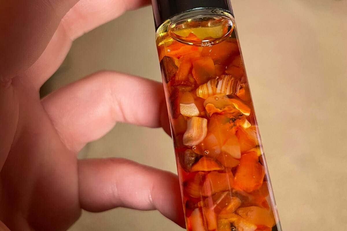  5.Essential Oil: ఇవి ఆందోళన, ఒత్తిడిని తగ్గించడానికి వాడే సహజ ఔషధాలు. ఎపెన్షియల్ ఆయిల్స్‌తో చేసే అరోమాథెరపీ ఎన్నో రకాల శారీరక, మానసిక అనారోగ్యాలను దూరం చేస్తుంది. ఇది శరీరంలోని కెమికల్, ఎనన్జీ సిస్టమ్‌పై ప్రభావం చూపుతుంది. లావెండర్ ఆయిల్, జాస్మిన్, రోజ్, బెర్గామోట్ వంటి ఎసెన్షియల్ ఆయిల్స్‌ ఒత్తిడి, ఆందోళనను అదుపులో ఉంచుతాయి. (image credit - twitter - Elaina Woman fairy)