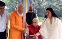 LK Advani Birthday: అద్వానీ ఇంటికి వెళ్లిన మోదీ, అమిత్ షా.. కేక్ కట్ చేయించిన మోదీ
