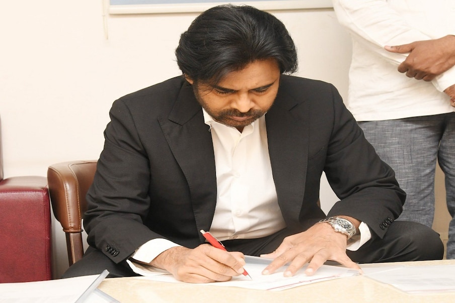  ‘వకీల్ సాబ్’ షూటింగ్ గ్యాప్‌లో పవన్ కళ్యాణ్ (Twitter/Photo)