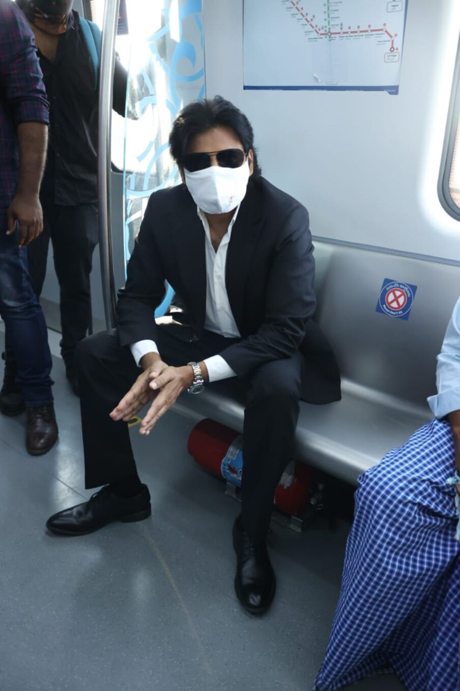  హైదరాబాద్ మెట్రోలో పవన్ కళ్యాణ్ ప్రయాణం
