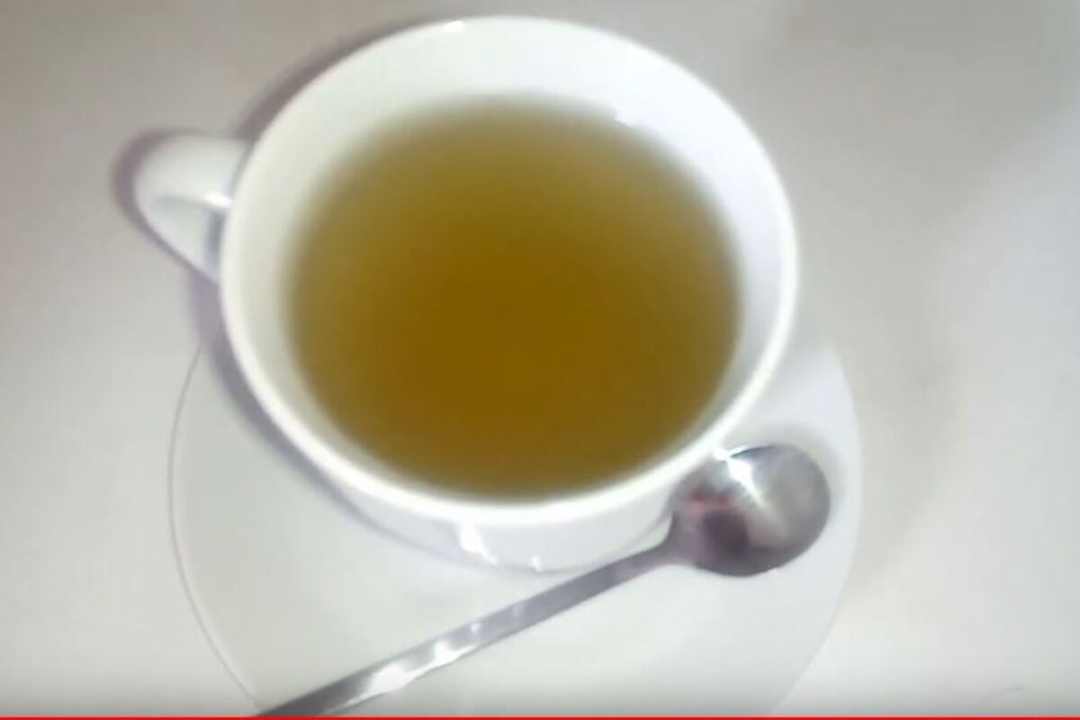 3.Peppermint Tea: పెప్పర్‌మెంట్‌ పుదీనా జాతికి చెందిన మొక్క. దీన్ని కడుపునొప్పి సమస్యలకు నివారిణిగా వాడతారు. మానసిక ప్రశాంతతను మెరుగుపరిచే శక్తి దీనికి ఉందని నిపుణులు చెబుతున్నారు. ఒత్తిడి, ఆందోళనతో బాధపడుతున్న వారికి పెప్పరమింట్ టీ మంచి ఉపశమనం కలిగిస్తుంది. దీంట్లో ఉండే మెంతాల్, యాంటిస్పాస్మోడిక్ లక్షణాలు శరీర కండరాలకు విశ్రాంతినిచ్చి, మానసిక ఒత్తిడిని దూరం చేస్తాయి. గుడ్విన్, ది ఇండియన్ చాయ్ సంస్థలు విడుదల చేసిన పెప్పర్‌మింట్ టీ బ్రాండ్లను వినియోగదారులు ప్రయత్నించవచ్చు. (image credit - youtube - Onyx Food Hill)