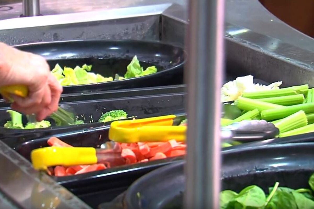  4.Plant Based Products: మొక్కల ఆధారిత ఉత్పత్తులైన ఆకుకూరలు ఎన్నో రకాల పోషకాలకు నిలయంగా ఉంటాయి. మొక్కల ఆధారిత ఉత్పత్తుల్లో ఉండే ప్రోటీన్లు, వివిధ రకాల విటమిన్లు, ఆయుర్వేద మూలికలతో ఒత్తిడి, ఆందోళన దూరమవుతుంది. అందువల్ల వీటిని క్రమం తప్పకుండా ఆహారంలో భాగం చేసుకోవాలి. (image credit - youtube - Lee Health)