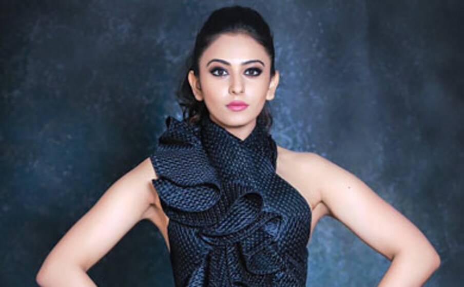  బ్లాక్ ఔట్‌ఫిట్‌లో రకుల్ అందాలు చూస్తే కేక పెట్టాల్సిందే. (Instagram/Photo)