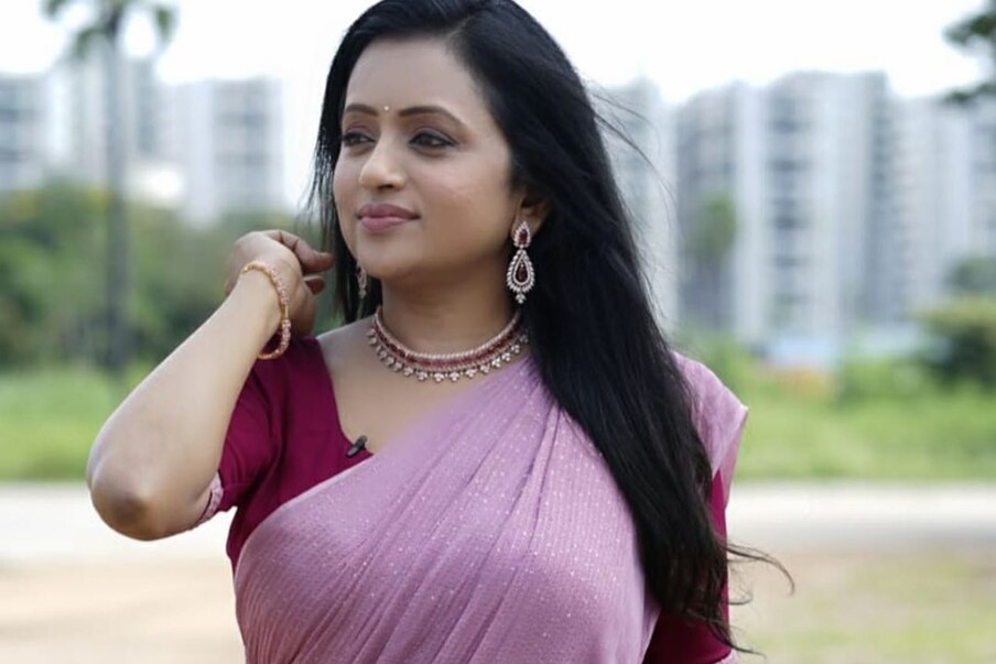  స్టార్ హీరోల వీడియో క్లిప్స్ కట్ చేస్తూ ఓ వీడియో రెడీ చేసి.. ‘ఇంతమంది అడుగుతున్నారంటే చేసేస్తే పోలా..’ అంటూ చెప్పుకొచ్చింది సుమ. మరి రెమ్యునరేషన్ ఎంత సార్ అంటే కోట్లలోనే ఉంటుందేమో అని చెప్పింది సుమ.,[object Object]