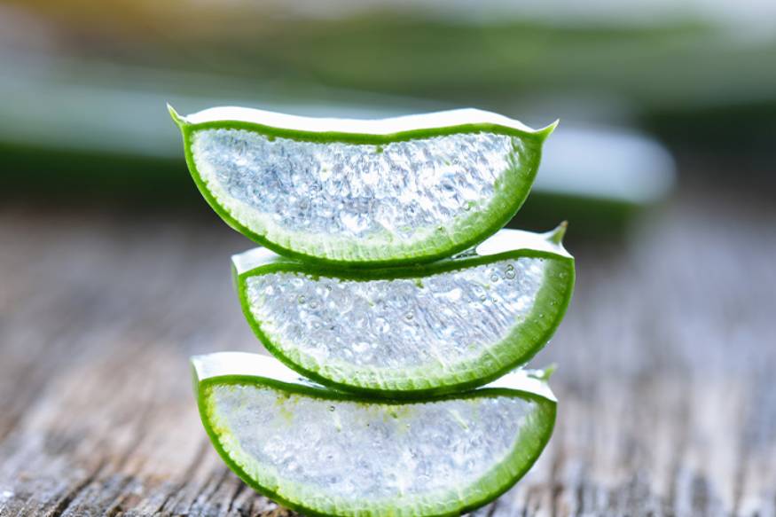  మగాళ్లలో చాలా మంది అంగం పరిమాణం చిన్నగా ఉండటాన్ని ఓ సమస్యగా భావిస్తుంటారు. అలాంటి వారికి అలోవెరా దివ్యౌషధంలా పనిచేస్తుందనీ... అది అంగం సైజును బాగా పెంచడమే కాక... అంగానికి ఎంతో బలాన్ని ఇస్తుందనే ప్రచారం జరుగుతోంది. శృంగారంలో పాల్గొన్నప్పుడు అంగస్థంభన సమస్యలు ఉంటే... అలోవెరా పోగొడుతుందనీ... శీఘ్ర స్కలనం అవ్వకుండా కూడా చేస్తుందనే ప్రచారం సాగుతోంది. మరి ఇందులో నిజమెంత?