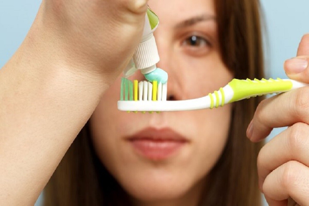  భోజనం ముగించిన ప్రతి సారీ బ్రష్ చేయడం మనలో కొంత మందికి అలవాటు. కానీ అలా చేయడం మంచిది కాదని నిపుణులు చెబుతున్నారు.
