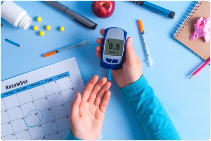  Diabetes: పాలిడిప్సియా లేదా అధిక దాహం, అధిక మూత్ర విసర్జ అనేవి ప్రారంభ లక్షణాలు. సాధారణంగా తాత్కాలికంగా నోరు తడి ఆరిపోవడం, పొడిబారినట్లు ఉండటం జరుగుతుంది. మీకు డయాబెటిస్ (మధుమేహం) ఉంటే మీ రక్తంలో గ్లూకోజు స్థాయి పెరుగుతుంది. అంతేకాకుండా మూత్రపిండాలు అధికంగా పనిచేయాలని శరీరం బలవంతం చేస్తుంది. ఇలాంటి సమయంలో మూత్రపిండాలు సాధారణం కంటే ఎక్కువ మూత్రాన్ని ఉత్పత్తి చేస్తాయి. రక్తంలో చక్కెర స్థాయి సాధారణంగా ఉంచేంత వరకు ఈ ప్రయత్నం కొనసాగుతుంది. ఈ ప్రక్రియ వల్ల దాహం కలిగి శరీరం ఎక్కువ నీటిని కోరుకుంటుంది. (ప్రతీకాత్మక చిత్రం)