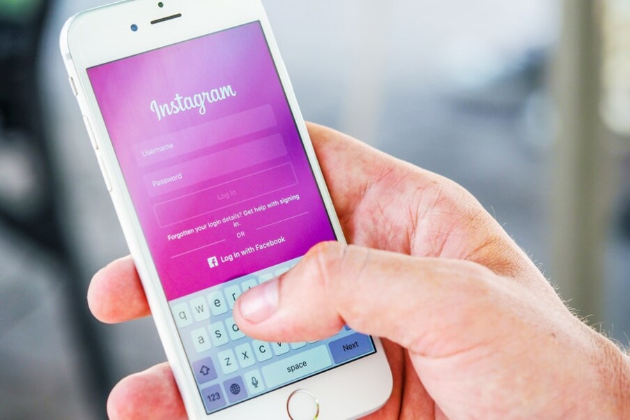  4. Instagram: ఫేస్‌బుక్‌కు చెందిన ఫోటో షేరింగ్ యాప్ ఇన్‌స్టాగ్రామ్ గురించి పరిచయం అక్కర్లేదు. సోషల్ మీడియా ప్లాట్‌ఫామ్స్‌లో ఇన్‌స్టాగ్రామ్ టాప్. ఫేస్‌బుక్, ట్విట్టర్ లాంటి యాప్స్ కన్నా ఇన్‌స్టాగ్రామ్ ముందుంది. ఇటీవలే టిక్‌టాక్‌కు పోటీగా రీల్స్ లాంఛ్ చేసింది ఇన్‌స్టాగ్రామ్. (ప్రతీకాత్మక చిత్రం)