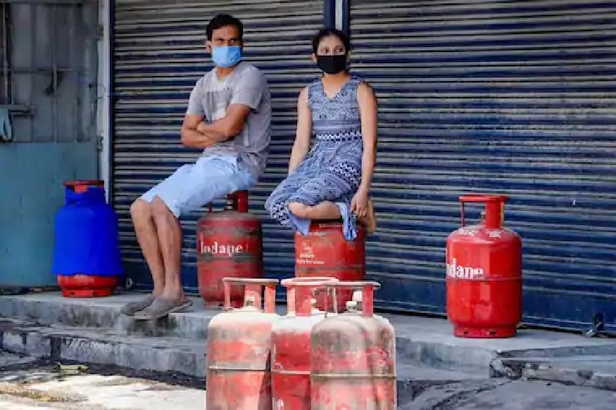  అయితే గత నెలలో సిలిండర్ ధరల్లో ఎలాంటి మార్పులు చేయలేదు కంపెనీలు. ఈ నెల కొత్త రేట్లను ఈ రోజు ప్రకటించగా.. 19 కేజీల కమర్షియల్ సిలిండర్ ధరను రూ.120కు పైగా తగ్గించారు. అయితే 14.2 కేజీల సిలిండర్ ధరలో మాత్రం ఎలాంటి మార్పులు చేయలేదు కంపెనీలు.(ప్రతీకాత్మక చిత్రం)