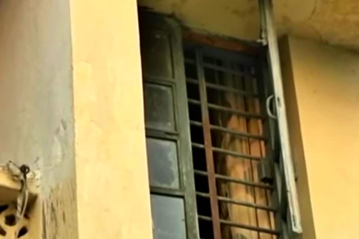  రాజశేఖర్ కుటుంబ సభ్యులకు ఈ మేరకు సమాచారం ఇచ్చారు. పీజీ చేయాలన్న కల నెరవేరదన్న కారణంతోనే ఆత్మహత్యకు పాల్పడి ఉండవచ్చునని కుటుంబసభ్యులు తెలిపారు. పోలీసులు ఈ ఘటనపై కేసు నమోదుచేసి దర్యాప్తు చేస్తున్నారు. స్నేహితుడి ఫ్లాట్ కే వచ్చి ఎందుకు ఈ దారుణానికి పాల్పడ్డాడన్న దానిపై విచారణ చేస్తున్నారు. (ప్రతీకాత్మక చిత్రం)