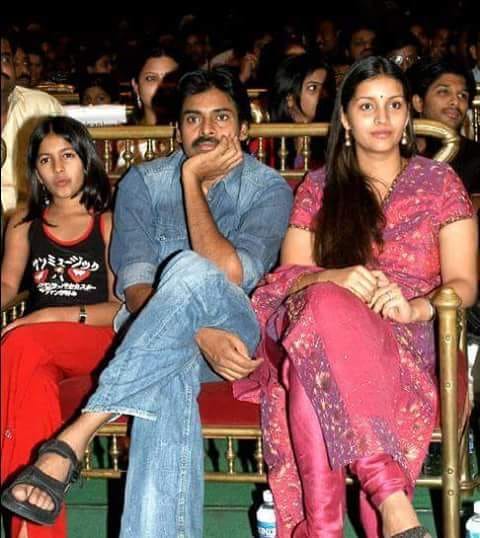  మెగా కుటుంబ సభ్యులతో నిహారిక ఫోటోలు (Niharika Photos with Mega Family/Twitter)