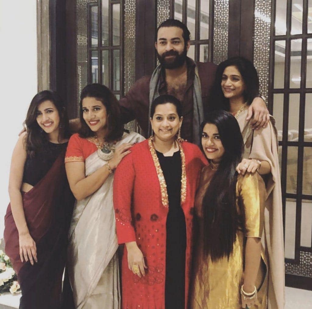  మెగా కుటుంబ సభ్యులతో నిహారిక ఫోటోలు (Niharika Photos with Mega Family/Twitter)