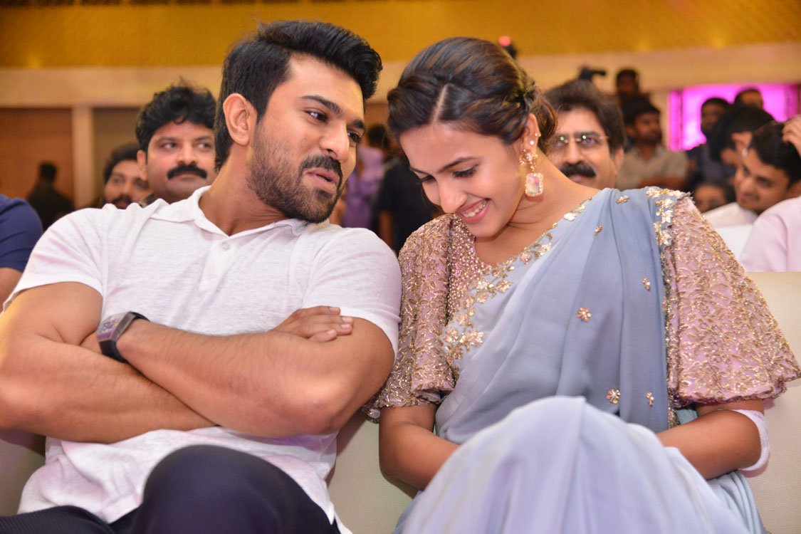  మెగా కుటుంబ సభ్యులతో నిహారిక ఫోటోలు (Niharika Photos with Mega Family/Twitter)