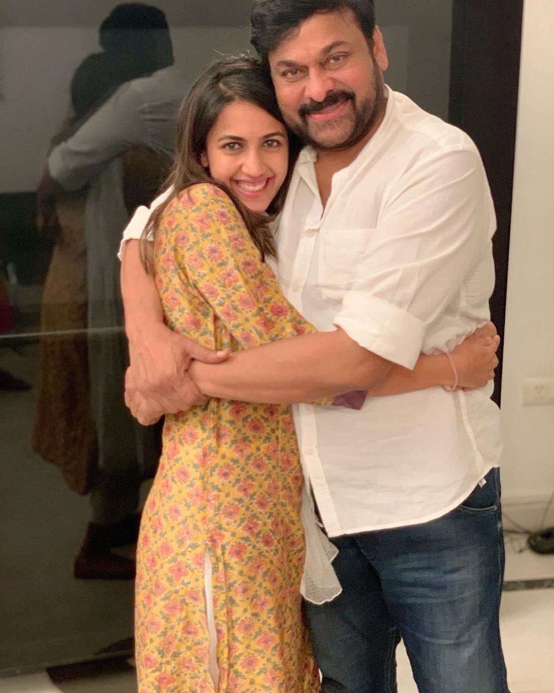  మెగా కుటుంబ సభ్యులతో నిహారిక ఫోటోలు (Niharika Photos with Mega Family/Twitter)