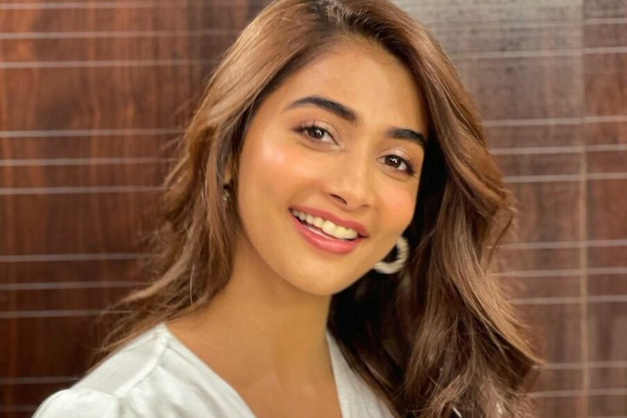  సౌత్ సినిమాలతో తెరంగేట్రం చేసిన పూజా హెగ్డే.. హృతిక్ రోషన్ హీరోగా నటించిన ‘మొహంజోదారో’ సినిమాతో బాలీవుడ్‌లో లెగ్ పెట్టింది. ఆ తర్వాత అక్షయ్ కుమార్‌ ‘హౌస్‌ఫుల్ 4’లో యాక్ట్ చేసింది. ప్రస్తుతం సల్మాన్ ఖాన్ నెక్ట్స్ ప్రాజెక్ట్‌లో హీరోయిన్‌గా నటించబోతుంది. (Twitter/Photo)