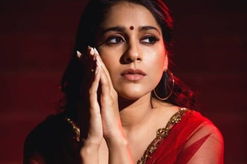 రష్మి కూడా దాదాపు లక్ష వరకు రెమ్యునరేషన్ తీసుకుంటుందని వార్తలు వినిపిస్తున్నాయి. వీళ్ల నెల ఆదాయం ఇప్పటి లెక్కల ప్రకారం 4 నుంచి 5 ల‌క్ష‌ల వ‌ర‌కు ఉంది. 
