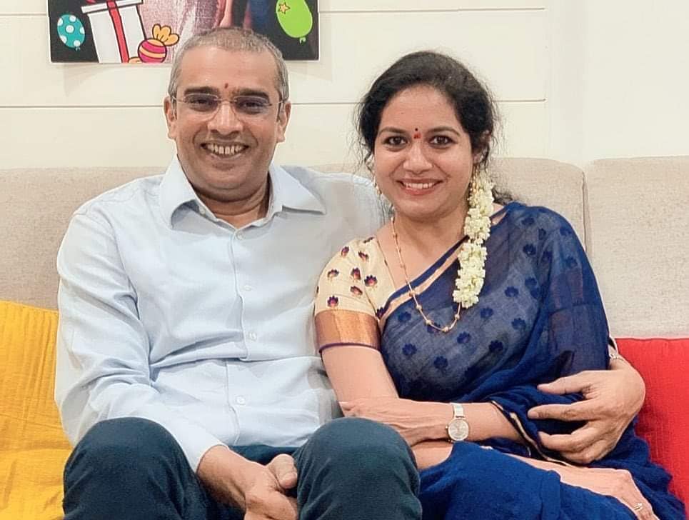 Singer Sunitha Engagement : ప్రముఖ సింగర్ సునీత రెండో పెళ్లిపై వస్తోన్న రూమర్స్ను నిజం అయ్యాయి. గత కొన్ని రోజులుగా ఆమె రెండో పెళ్లిపై వదంతులు వ్యాపిస్తున్న విషయం తెలిసిందే. ఈ వార్తలకు ఫుల్స్టాప్ పెడుతూ క్లారిటీ వచ్చింది. డిజిటల్ రంగంలో కీలక పాత్ర పోషిస్తున్న బిజినెస్ మెన్ రామ్ వీరపనేనితో సోమవారం ఉదయం సునీత నిశ్చితార్థం జరిగింది. గతంలో అంటే 19 ఏళ్ల వయసులోనే సునీతకు పెళ్లయ్యింది. ఇద్దరు పిల్లలు కూడా.. అయితే భర్త తీరుతో విసిగిపోయి విడాకులు తీసుకున్న సునీత.. తాజాగా మరోసారి పెళ్లి చేసుకుంటోంది.