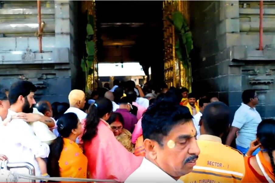  ,[object Object],తిరుమల శ్రీ వెంకటేశ్వరస్వామిని దర్శించుకోవడానికి దేశంలోని వివిధ ప్రాంతాలతో పాటుగా, విదేశాల నుంచి భక్తులు తరలివస్తుంటారు. అయితే కరోనా నేపథ్యంలో తిరుమల తిరుపతి దేవస్థానం (Tirumala Tirupathi Devasthanams) శ్రీవారి దర్శనానికి పరిమిత సంఖ్యలో మాత్రమే టికెట్లను విడుదల చేయడంతో.. అవి ఆన్‌లైన్‌లో ఉంచిన కొద్ది నిమిషాల్లోనే హాట్ కేకుల్లా బుక్ అయిపోతున్నాయి.