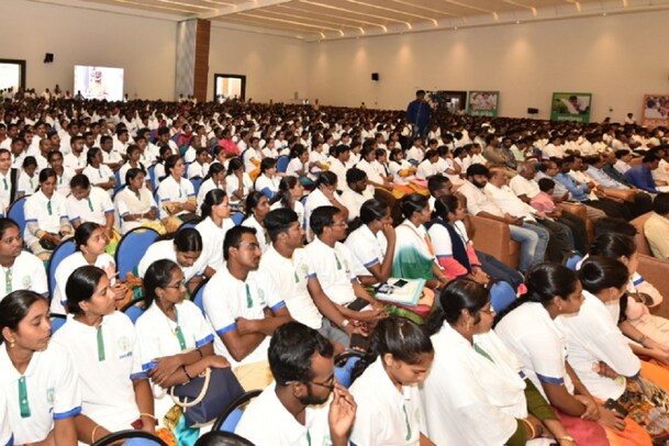 AP Volunteers: వాలంటీర్లకు అలర్ట్.. అలా చేస్తే ఉద్యోగం పోవడం గ్యారెంటీ.. ఏపీ సర్కార్