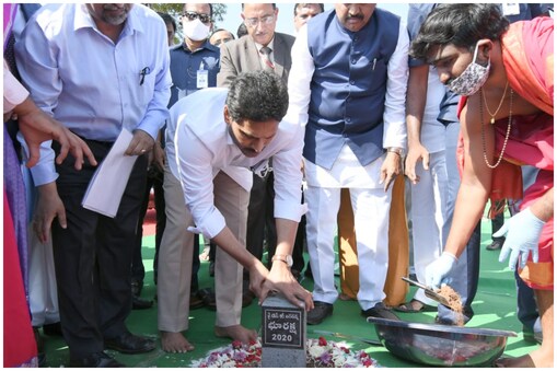 భూరీసర్వే పథకాన్ని  ప్రారంభిస్తున్న సీఎం వైఎస్ జగన్