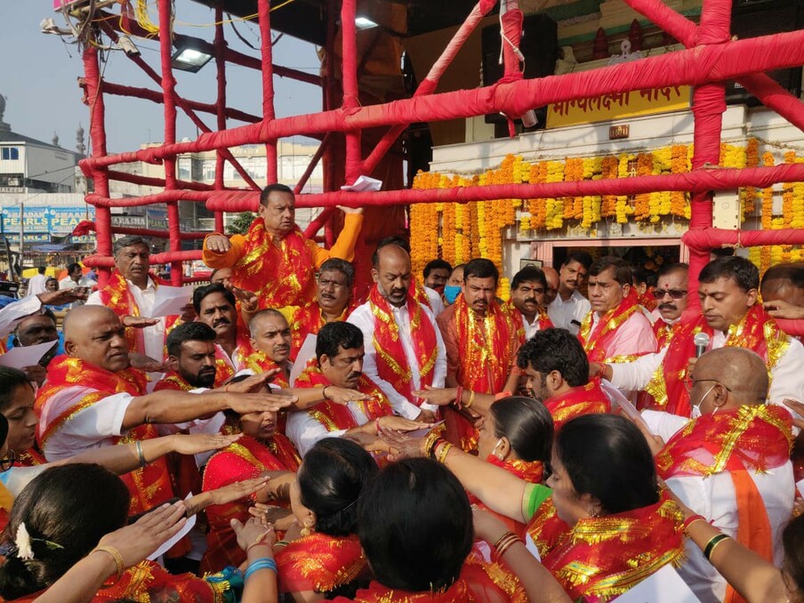  చార్మినార్ భాగ్యలక్ష్మీ ఆలయంలో బీజేపీ కార్పొరేటర్లు, బండి సంజయ్, రాజాసింగ్