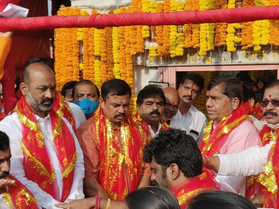  చార్మినార్ భాగ్యలక్ష్మీ ఆలయంలో బీజేపీ కార్పొరేటర్లు, బండి సంజయ్, రాజాసింగ్
