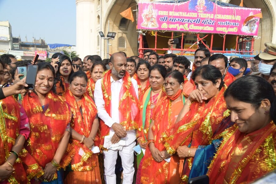  చార్మినార్ భాగ్యలక్ష్మీ ఆలయంలో బీజేపీ కార్పొరేటర్లు, బండి సంజయ్