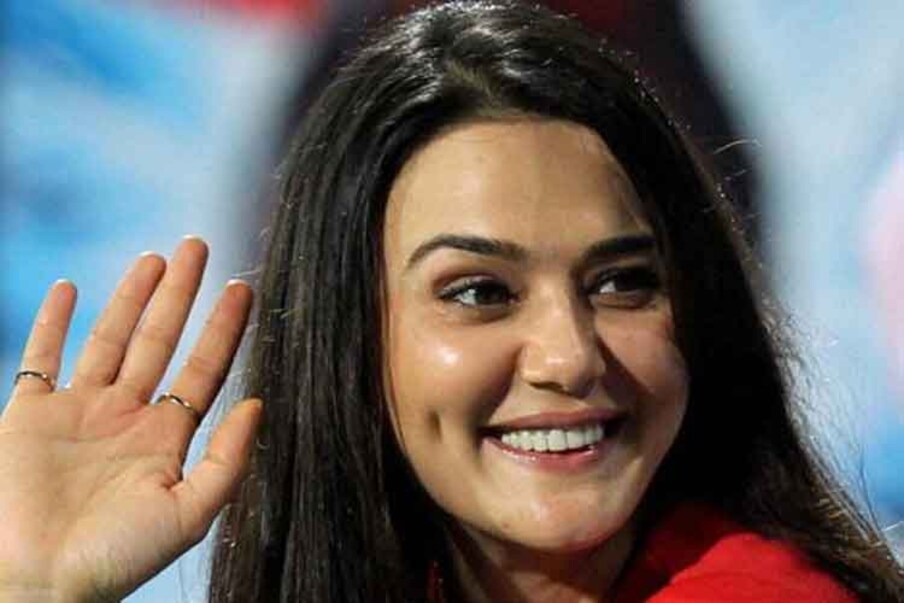  ప్రీతి జింతా.. ఈ బ్యూటీకి సొట్టబుగ్గలే అందం. నవ్వినప్పుడు ఎంతో అందంగా ఉంటుందీ బ్యూటీ.