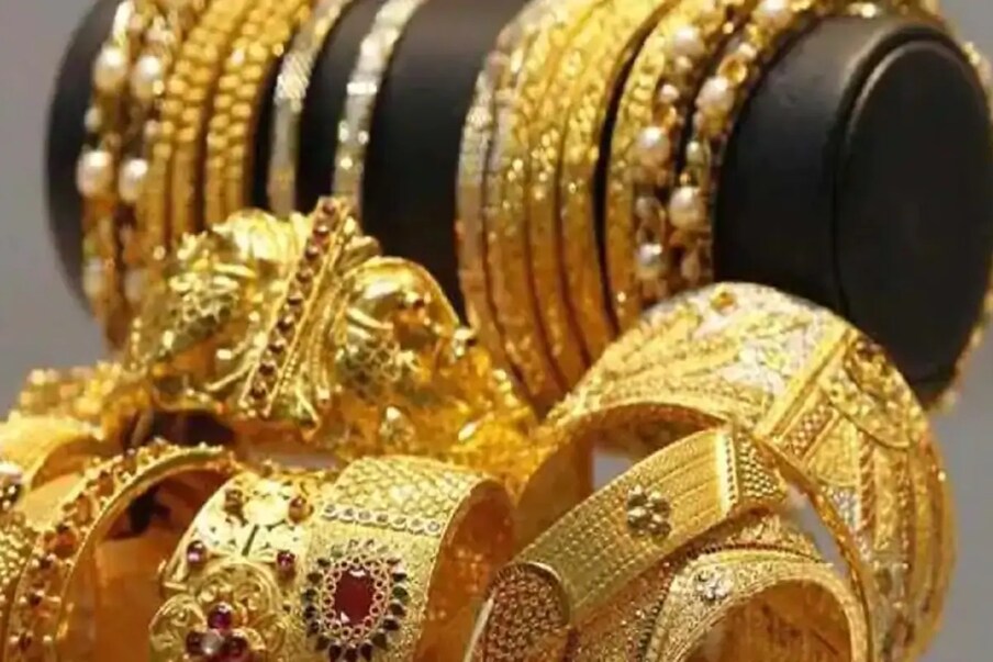  నేటి బంగారం ధరలు (28-01-2021): నగల తయారీకి వాడే 22 క్యారెట్ల బంగారం ధర ప్రస్తుతం 10 గ్రాములు రూ.45,750 ఉంది. నిన్నటితో పోలిస్తే రూ.300 తగ్గింది. ఒక్క గ్రాము 22 క్యారెట్ల బంగారం ధర రూ.4,575గా ఉంది. 