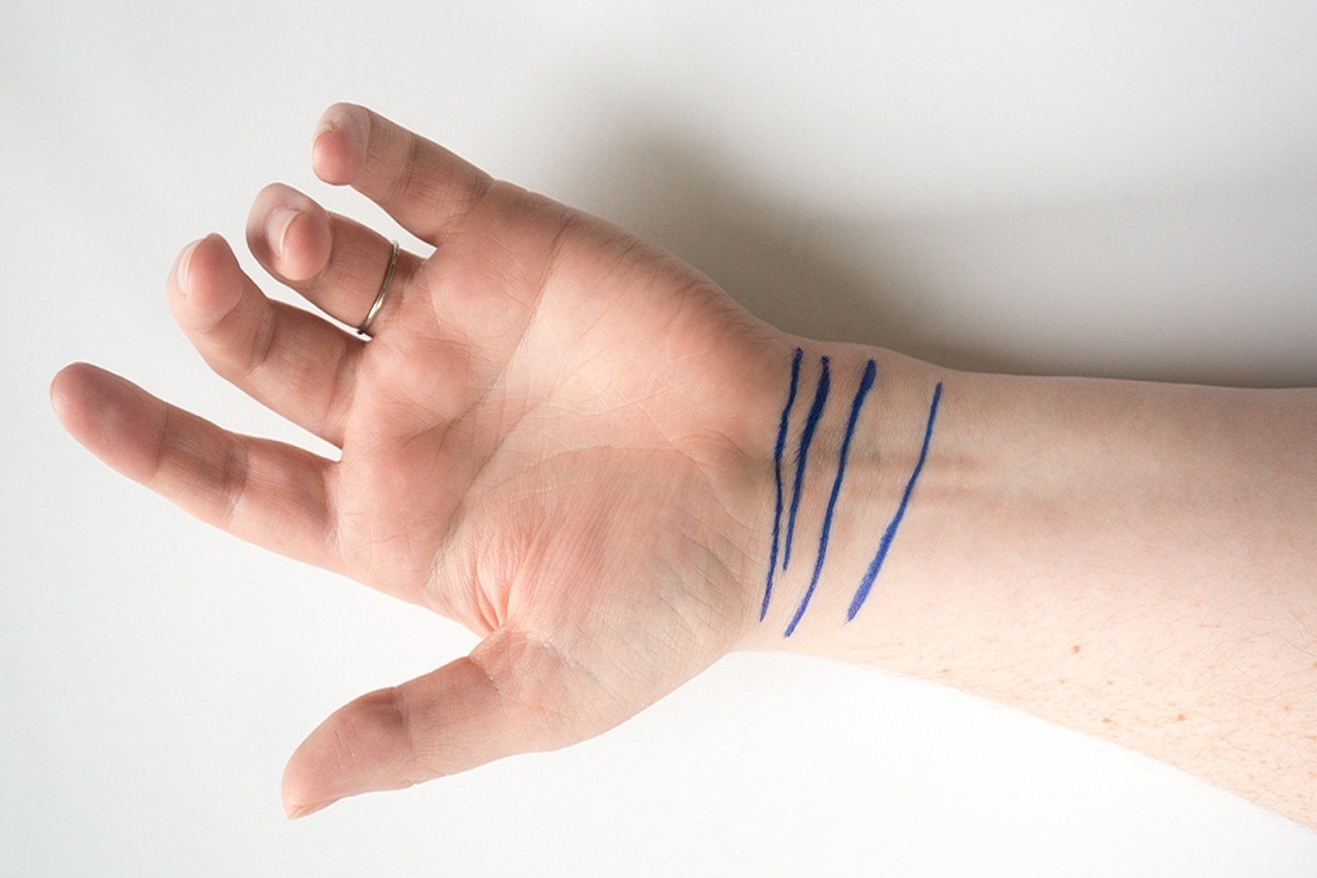  మనందరికీ చేతులపై కొన్ని లైన్స్ ఉంటాయి. జ్యోతిషంపై ఆసక్తి ఉన్నవారు… ఆ గీతలకు అర్థమేంటి అని పండితులను అడిగి తెలుసుకుంటారు. ఆసక్తి లేని వారు అవి ఎలా ఉంటే నాకెందుకు అని పట్టించుకోరు. పండితులు మాత్రం ఆ గీతలకూ, మన భవిష్యత్తుకూ సంబంధం ఉంటుందని చెబుతున్నారు. ఏయే గీతలు ఎలాంటి అర్థం ఇస్తాయో వివరిస్తున్నారు. (ప్రతీకాత్మక చిత్రం)