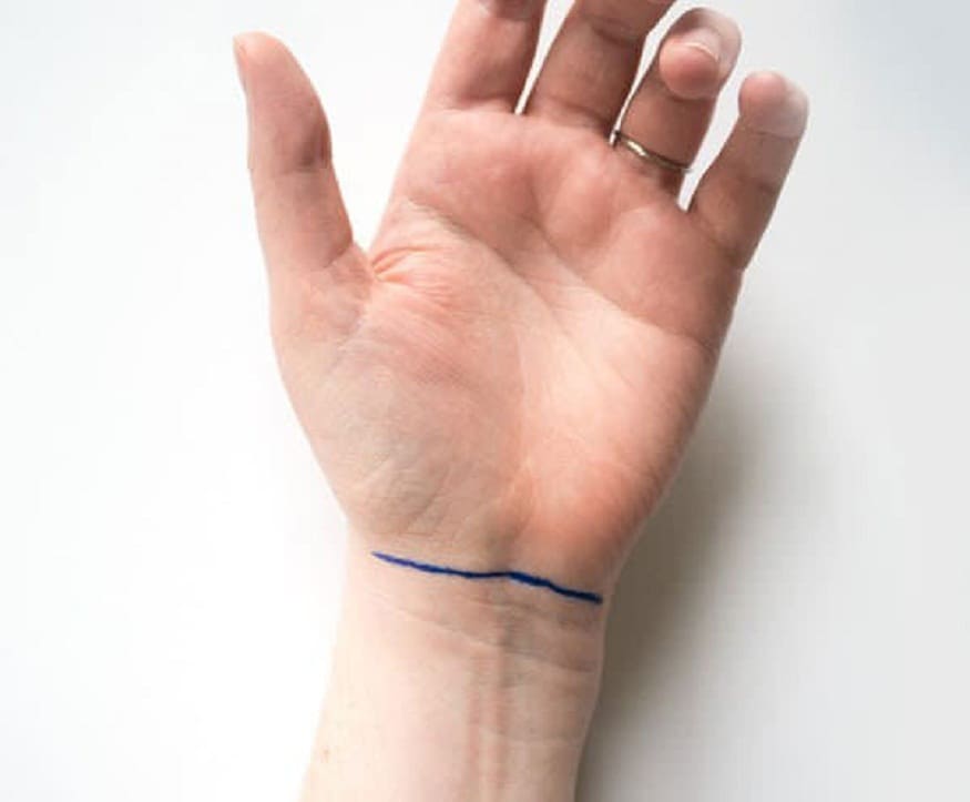  రెండు గీతలు… మణి కట్టు నుంచి మొదలై... పర్వతం ఆకారంలో చివర్లో చిన్న వేలి దగ్గర కలిస్తే… ఆ వ్యక్తి ప్రతి పనిలో విజయవంతం అవుతారు. జనరల్‌గా అలాంటి వారు బిజినెస్ పీపుల్ అవుతారు. (ప్రతీకాత్మక చిత్రం)