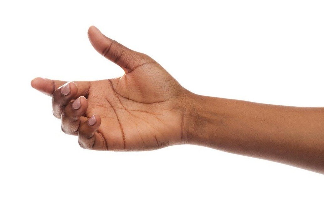  మణికట్టు నుంచి మొదలైన గీత… చేతి మధ్యలోకి వెళ్లి ఆగిపోతే… అలాంటి వారి జీవితం కష్టనష్టాలతో ఉంటుంది. గజిబిజి, గందరగోళం వంటివి ఉంటాయి. ఇలాంటి వారికి పండితులు కొన్ని పరిష్కార మార్కాలు చూపిస్తుంటారు. (ప్రతీకాత్మక చిత్రం)