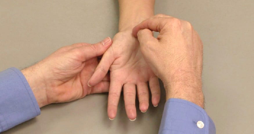  ఏదైనా రేఖ మణికట్టు నుంచి మొదలై… మధ్యవేలు వైపు వెళ్తే… అతని మెదడు వంకరపోయి ఉంటుందట. అంటే… అలాంటి వారు దొంగలు అయ్యే ప్రమాదం ఉంటుందని పండితులు సూచిస్తున్నారు.