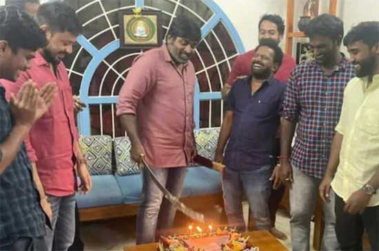 vijay sethupathi,vijay sethupathi twitter,vijay sethupathi movies,vijay sethupathi birthday,makkal selvan vijay sethupathi birthday,vijay sethupathi birthday controversy,vijay sethupathi news,vijay sethupathi sorry to fans,telugu cinema,విజయ్ సేతుపతి,విజయ్ సేతుపతి క్షమాపణలు,విజయ్ సేతుపతి పుట్టిన రోజు కేక్ కత్తి