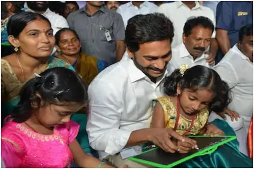 2021-2022 ఏడాది నుంచి ఒకటో తరగతి నుంచి 7 వరకు సీబీఎస్ఈ విధానం అమలు చేయాలని అన్నారు. 